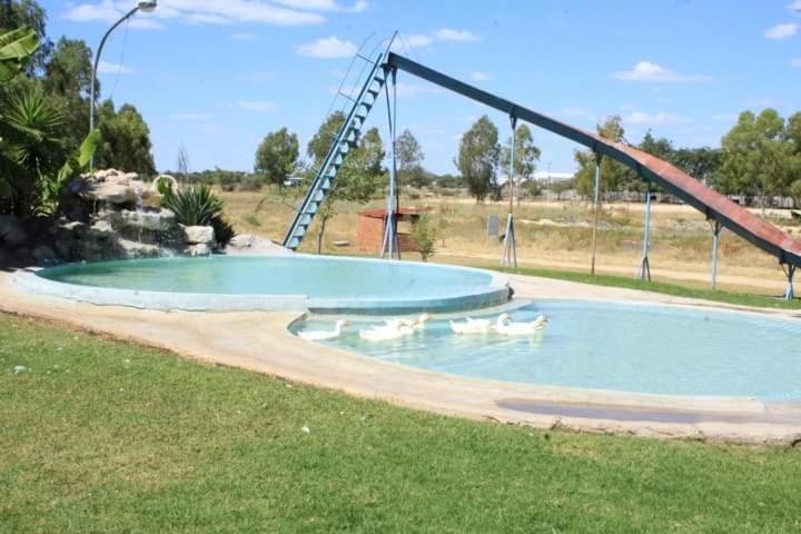 Bambi Lodge Grootfontein Bagian luar foto