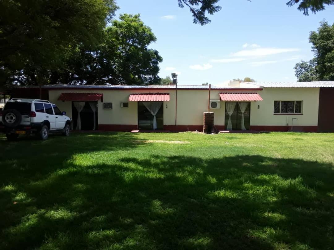 Bambi Lodge Grootfontein Bagian luar foto