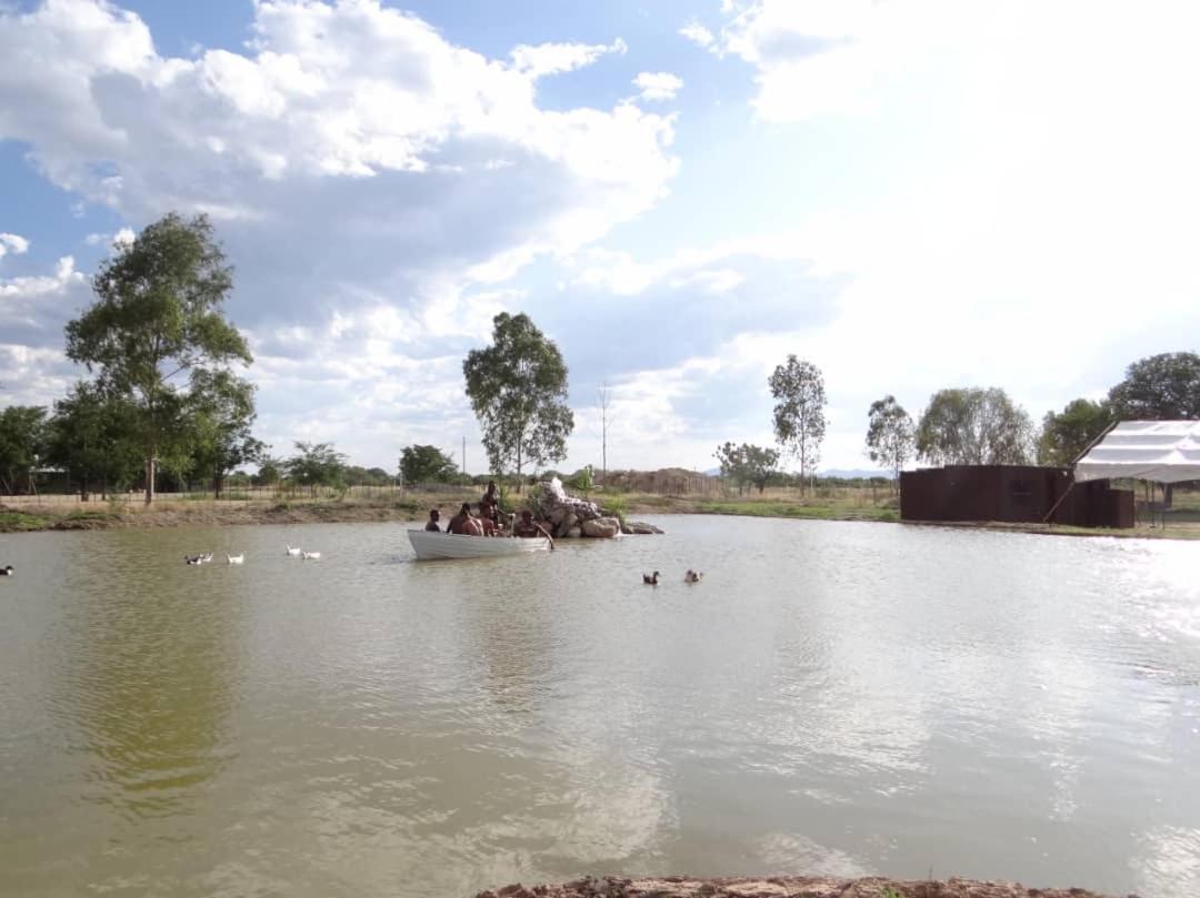 Bambi Lodge Grootfontein Bagian luar foto