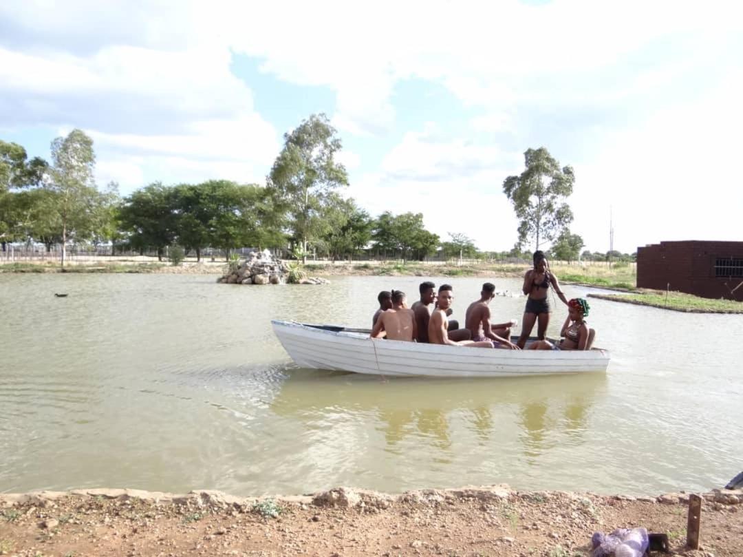Bambi Lodge Grootfontein Bagian luar foto