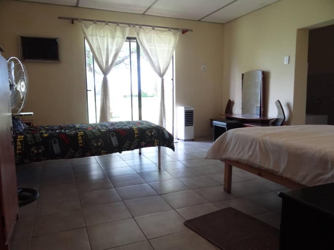 Bambi Lodge Grootfontein Bagian luar foto