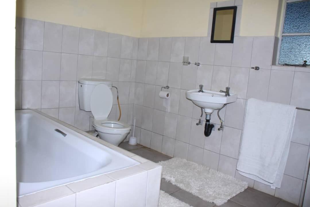 Bambi Lodge Grootfontein Bagian luar foto