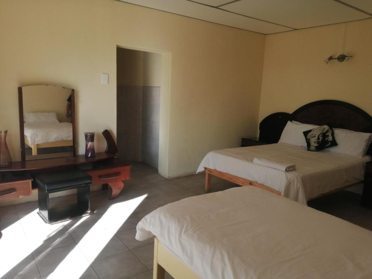 Bambi Lodge Grootfontein Bagian luar foto