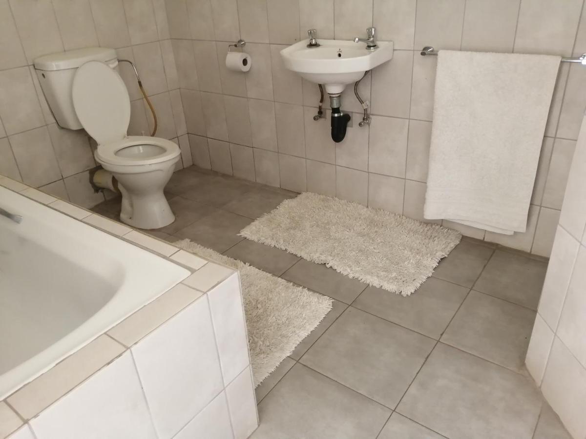 Bambi Lodge Grootfontein Bagian luar foto