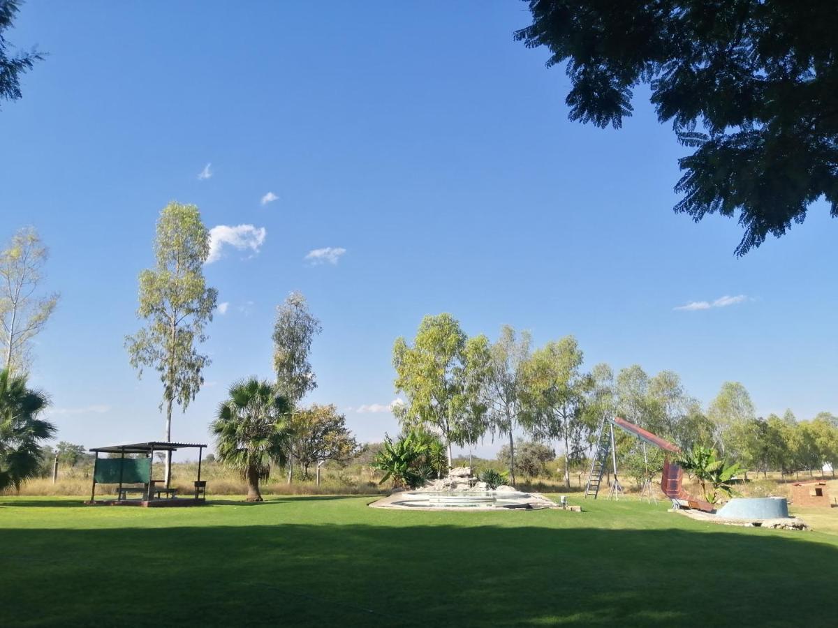 Bambi Lodge Grootfontein Bagian luar foto