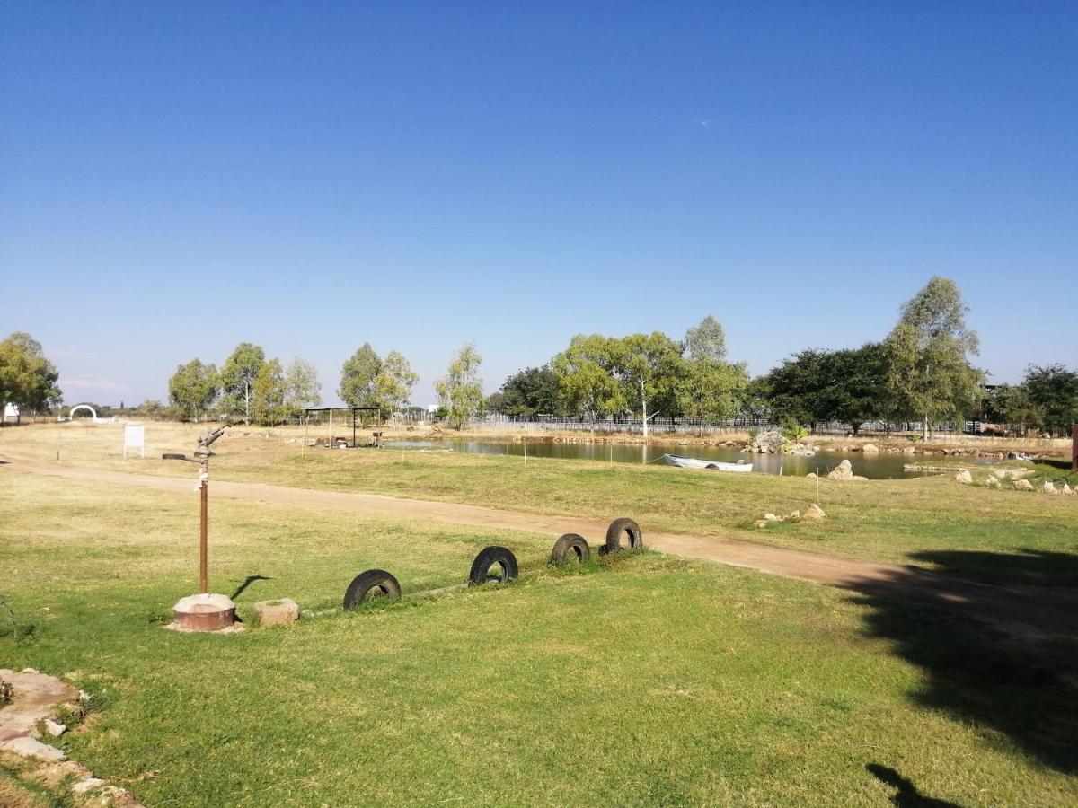 Bambi Lodge Grootfontein Bagian luar foto