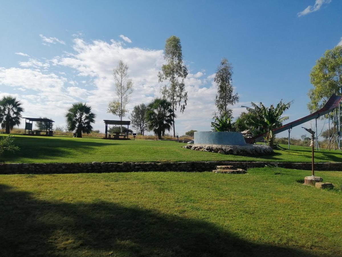 Bambi Lodge Grootfontein Bagian luar foto