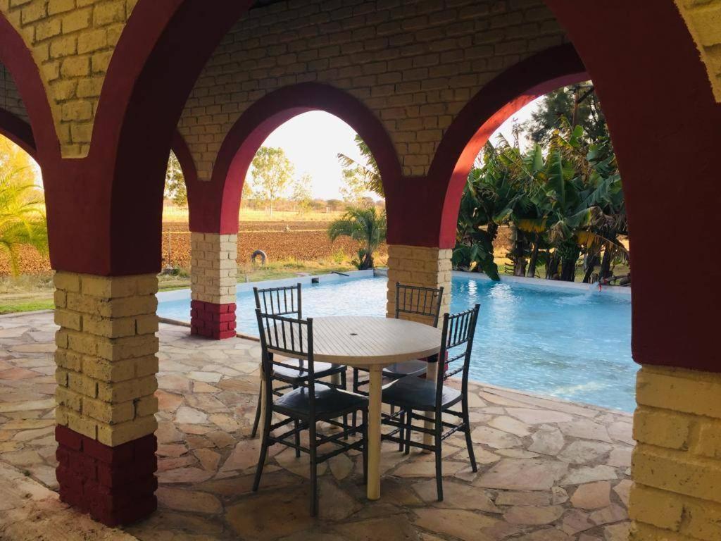Bambi Lodge Grootfontein Bagian luar foto