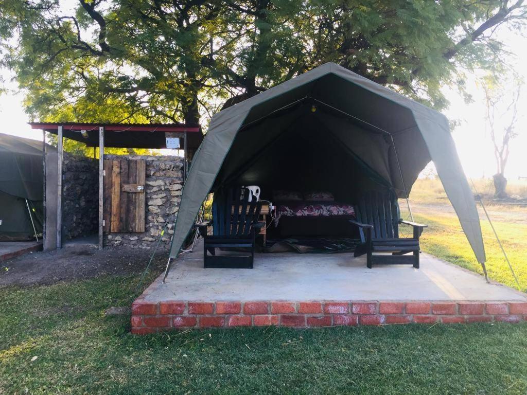 Bambi Lodge Grootfontein Bagian luar foto
