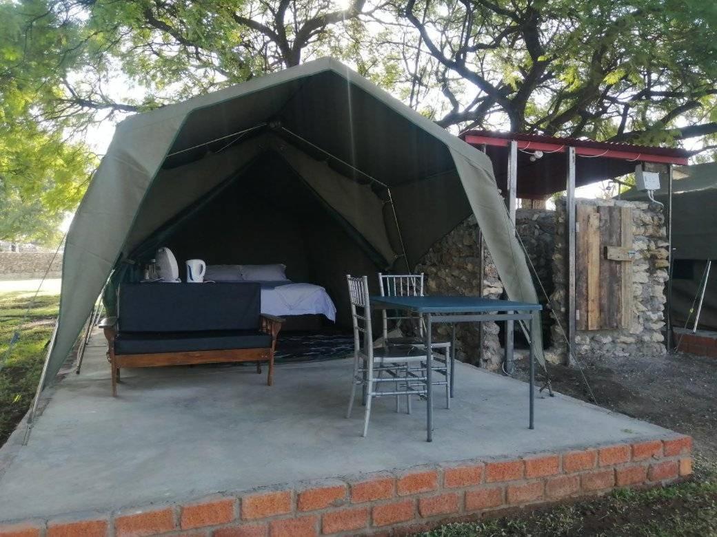 Bambi Lodge Grootfontein Bagian luar foto